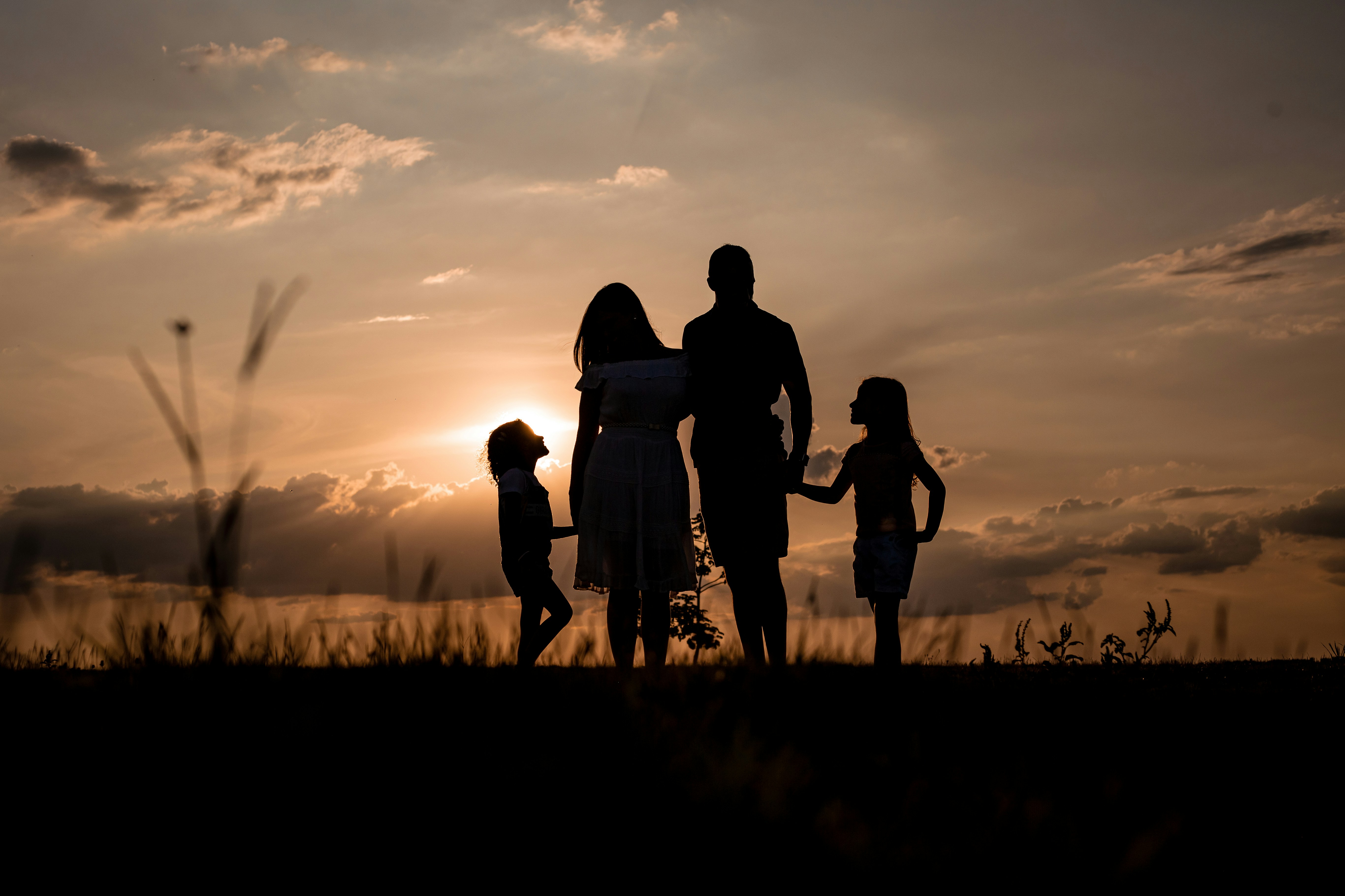 Aynı Çatının Altındaki Zodyak Savaşları: Aile İçinde Burç Uyumu ve Çözüm Rehberi