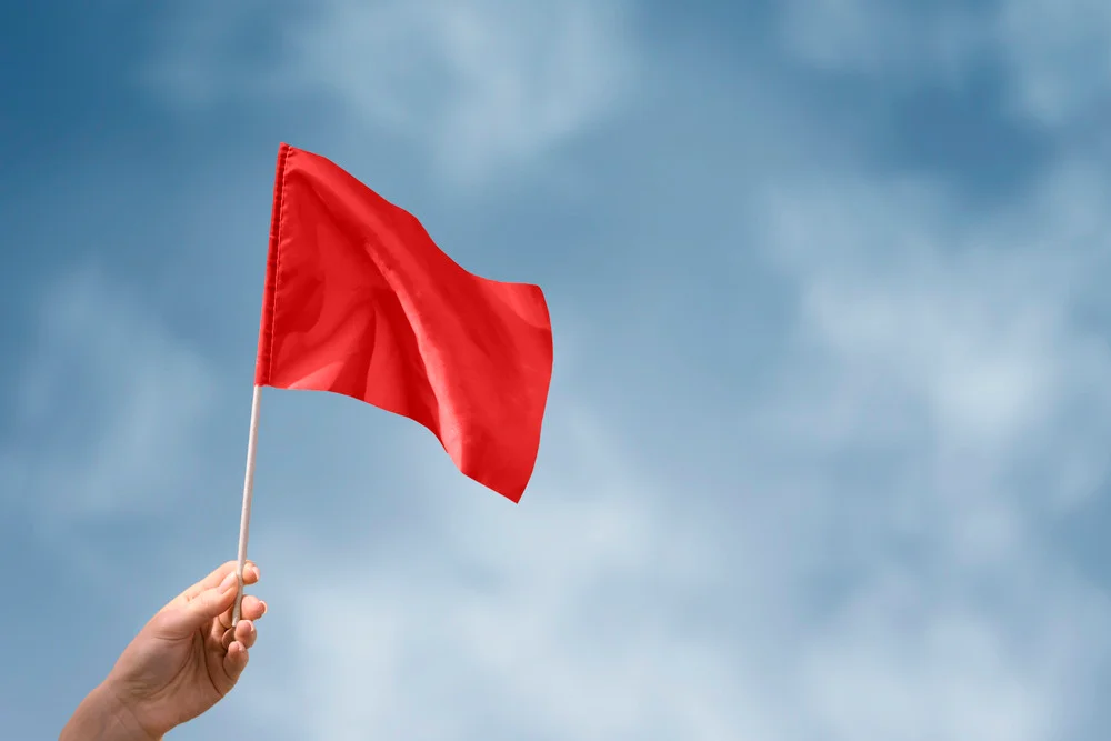 Burçların En Büyük "Red Flag" (Kırmızı Bayrak) Özellikleri: Kimden Derhal Kaçmalı?